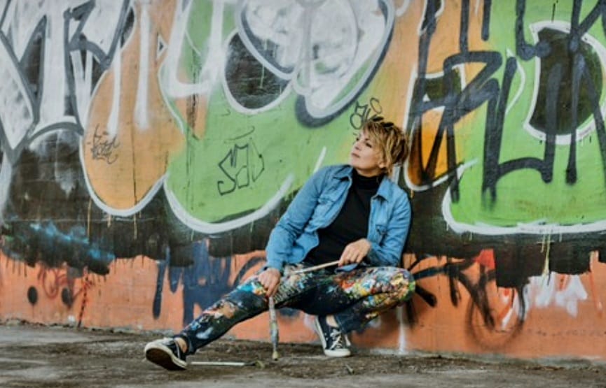 Foto von Jenna Gerbig vor einem Graffiti